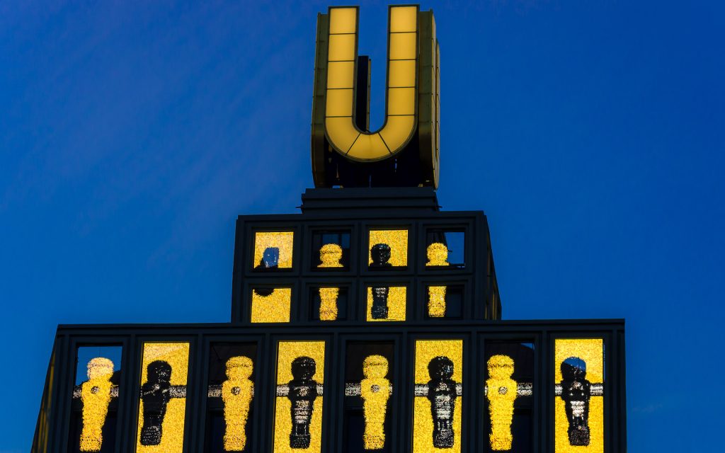 Das Dortmunder U mit den schwarzgelben Kickern